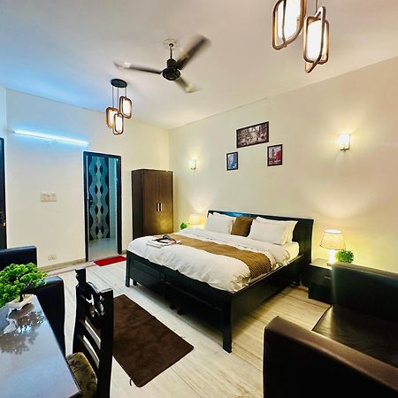 Hotel The White Scent-Near Noida Sector 18 Metro Exterior foto