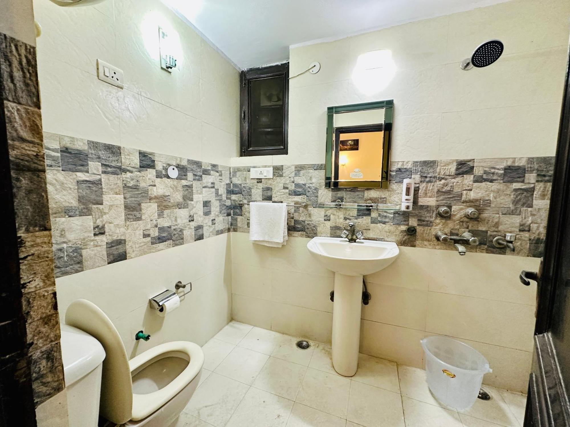 Hotel The White Scent-Near Noida Sector 18 Metro Exterior foto