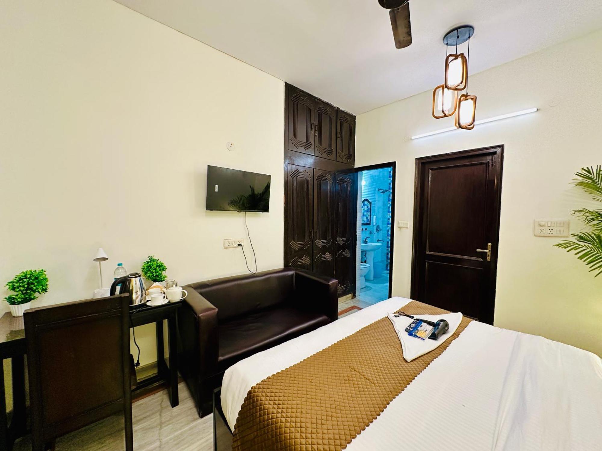 Hotel The White Scent-Near Noida Sector 18 Metro Exterior foto