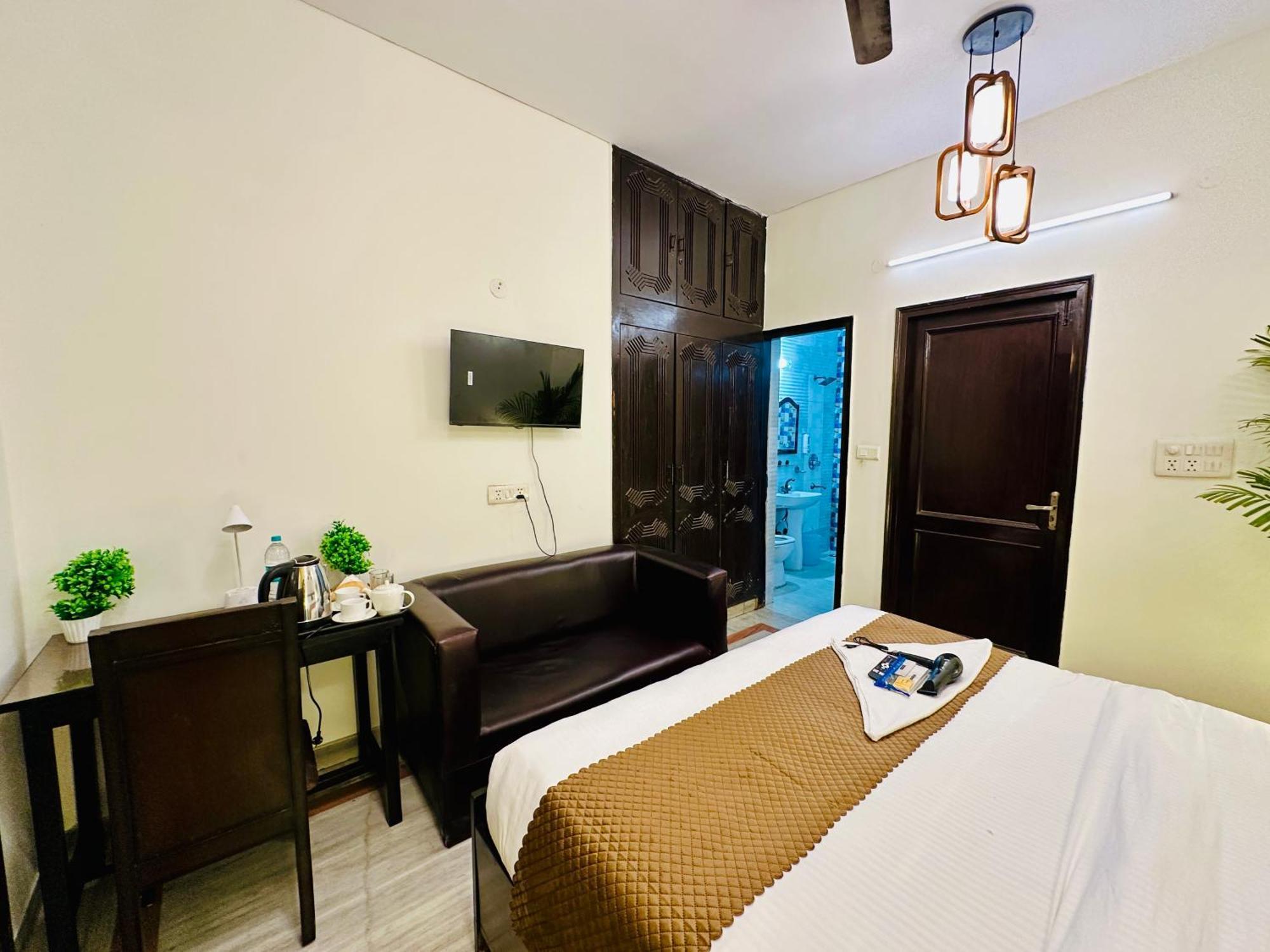 Hotel The White Scent-Near Noida Sector 18 Metro Exterior foto