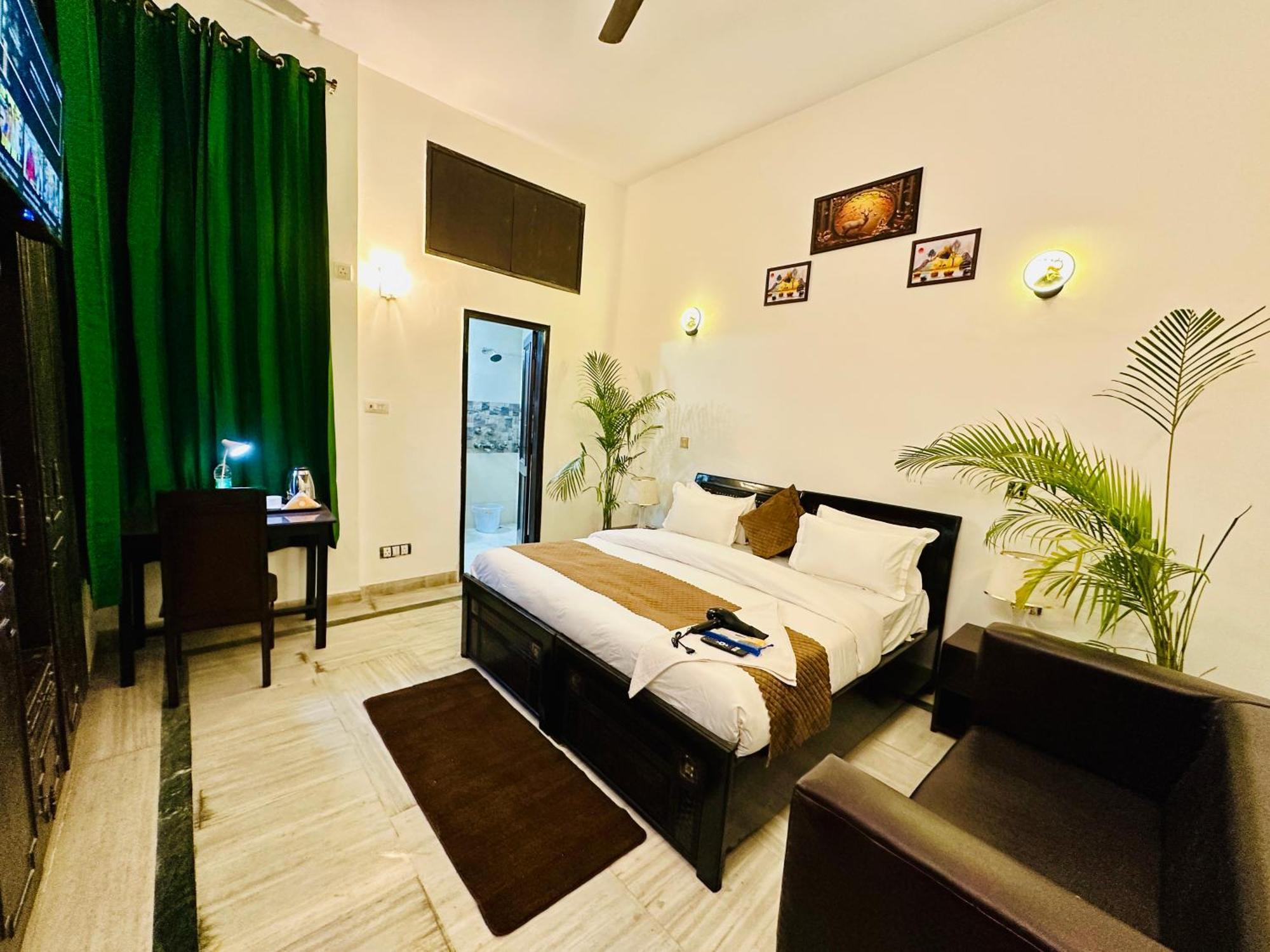 Hotel The White Scent-Near Noida Sector 18 Metro Exterior foto