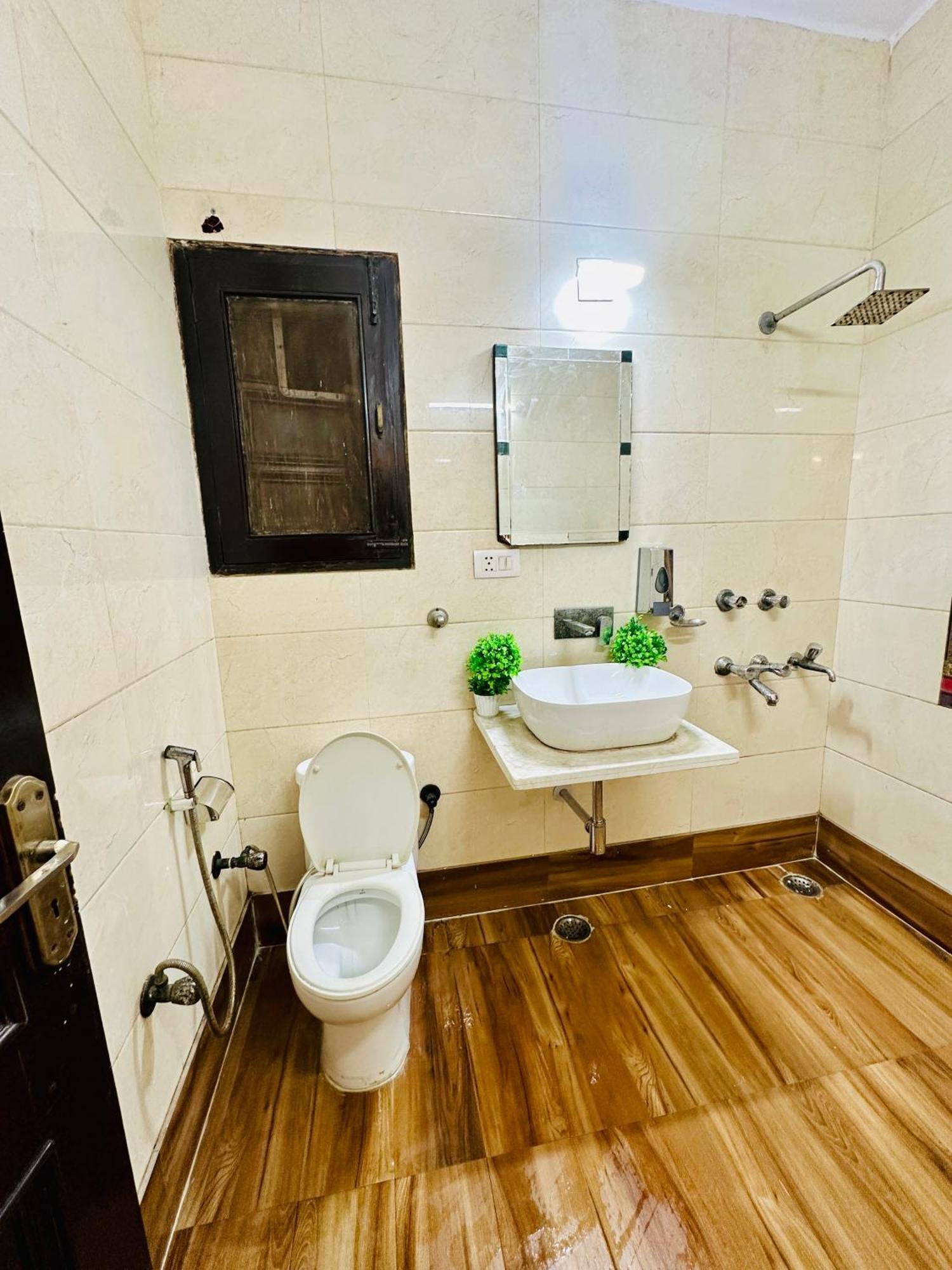 Hotel The White Scent-Near Noida Sector 18 Metro Exterior foto