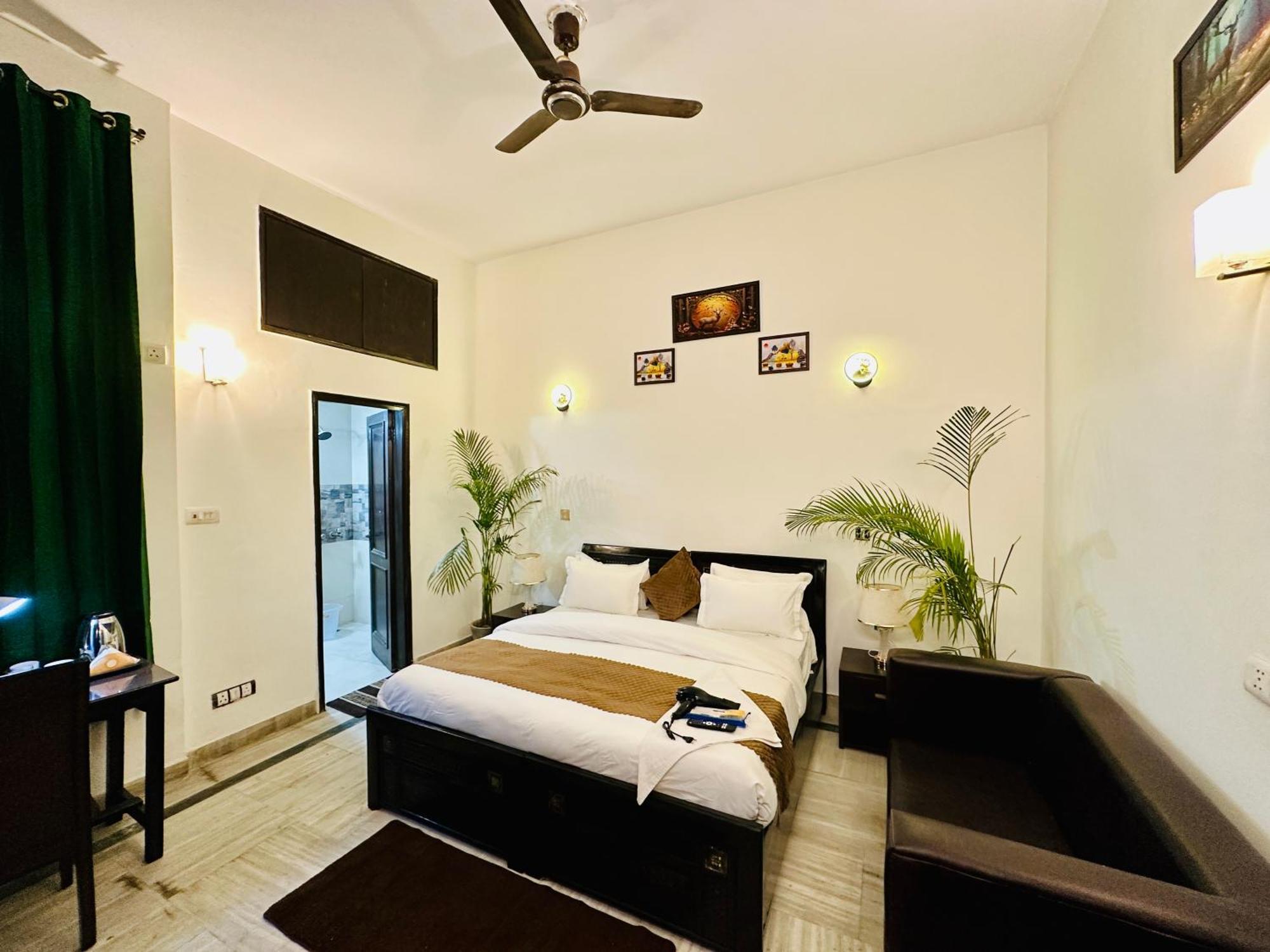 Hotel The White Scent-Near Noida Sector 18 Metro Exterior foto