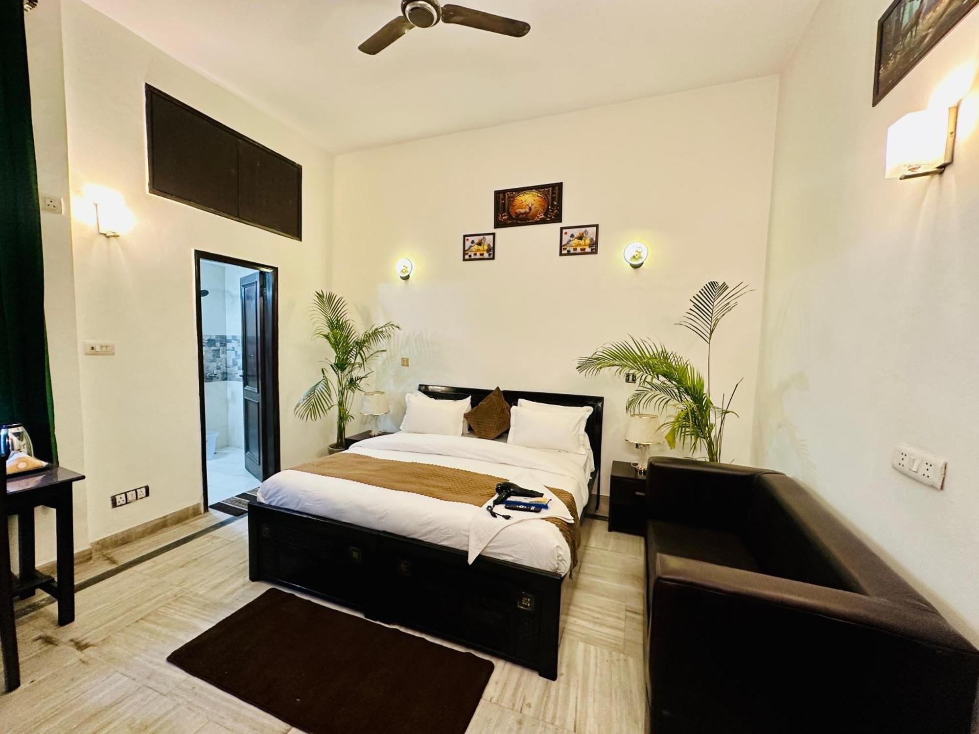 Hotel The White Scent-Near Noida Sector 18 Metro Exterior foto