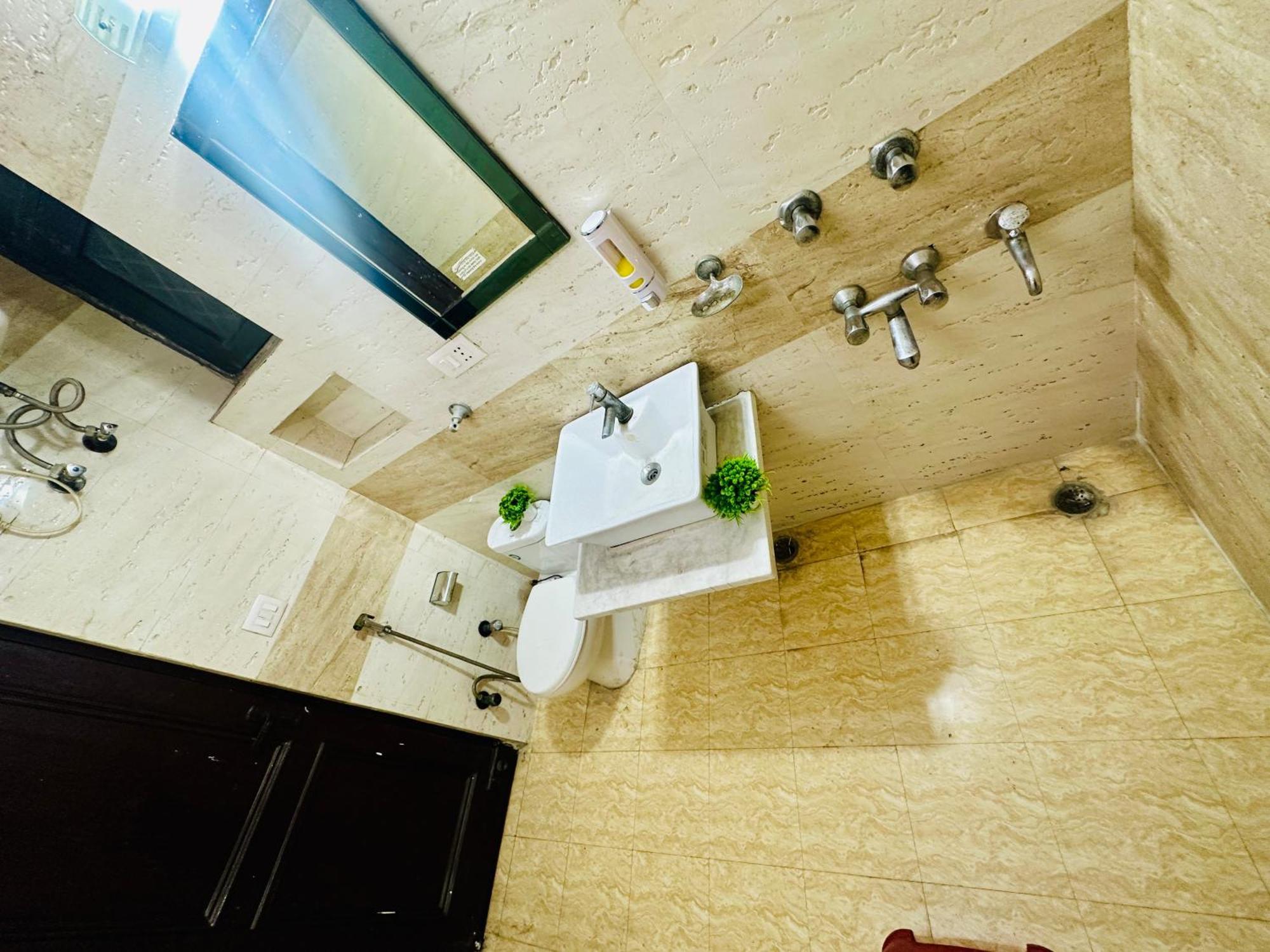 Hotel The White Scent-Near Noida Sector 18 Metro Exterior foto