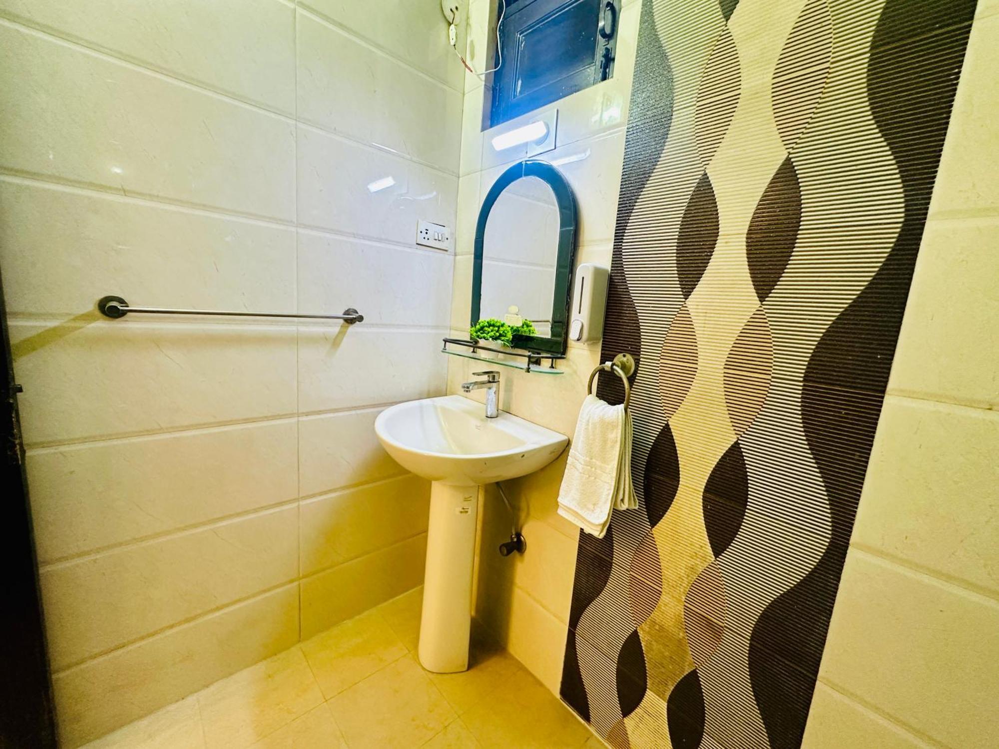 Hotel The White Scent-Near Noida Sector 18 Metro Exterior foto