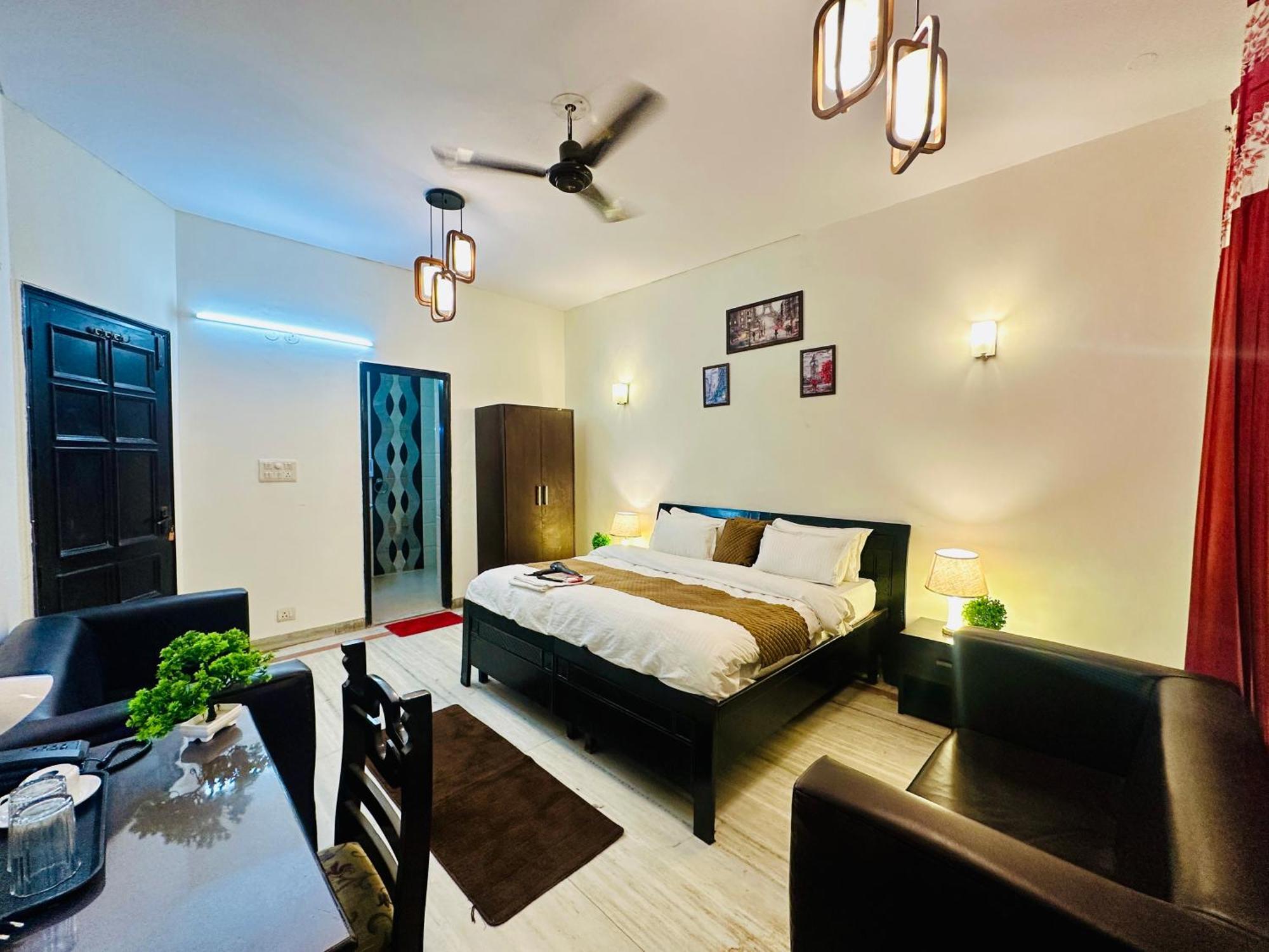 Hotel The White Scent-Near Noida Sector 18 Metro Exterior foto