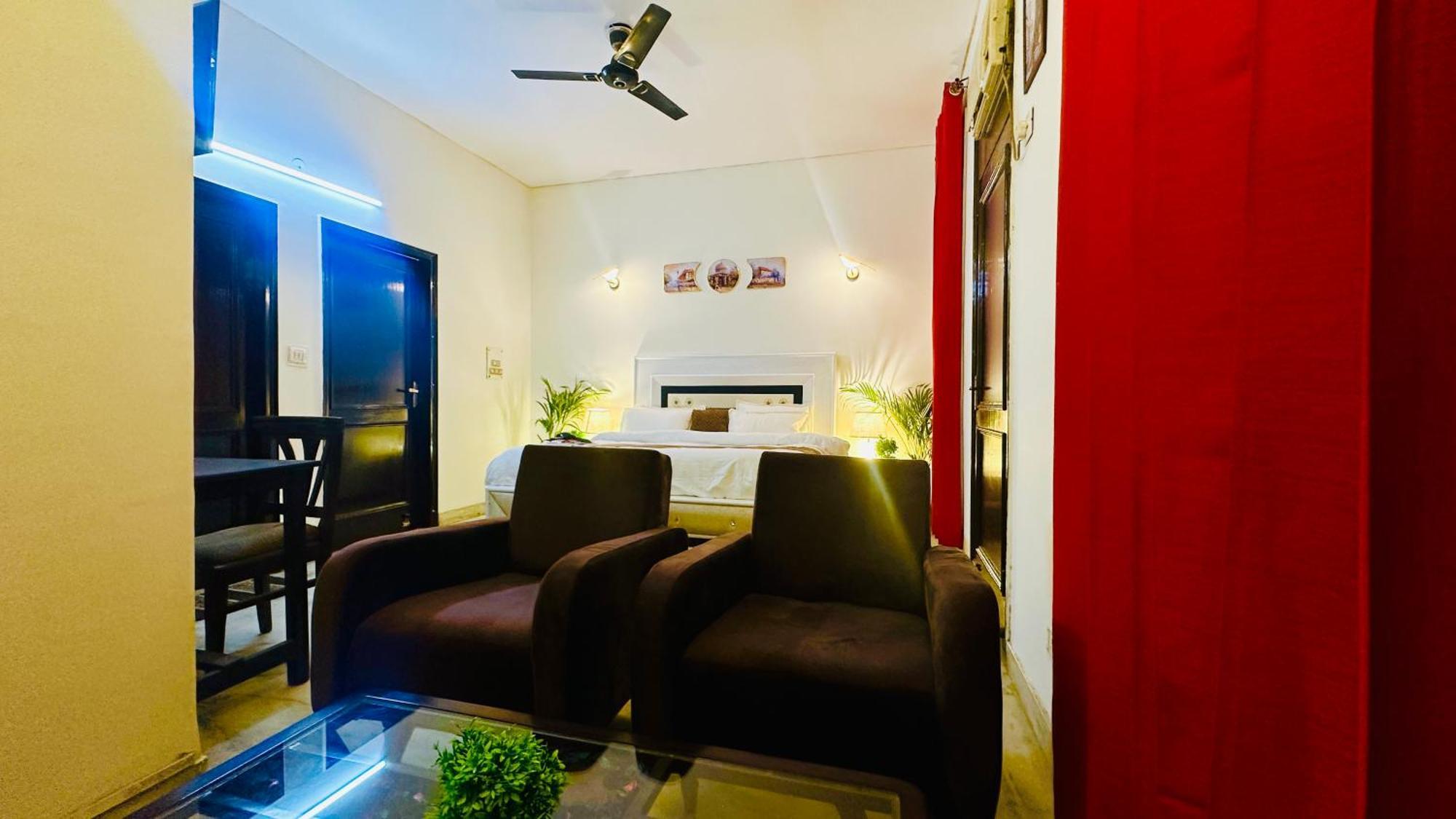 Hotel The White Scent-Near Noida Sector 18 Metro Exterior foto