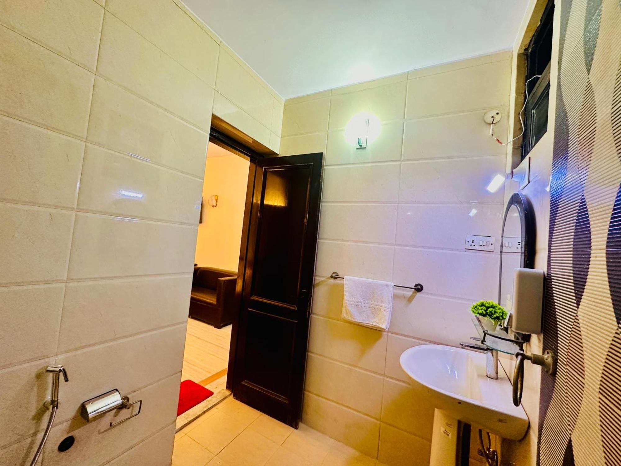 Hotel The White Scent-Near Noida Sector 18 Metro Exterior foto