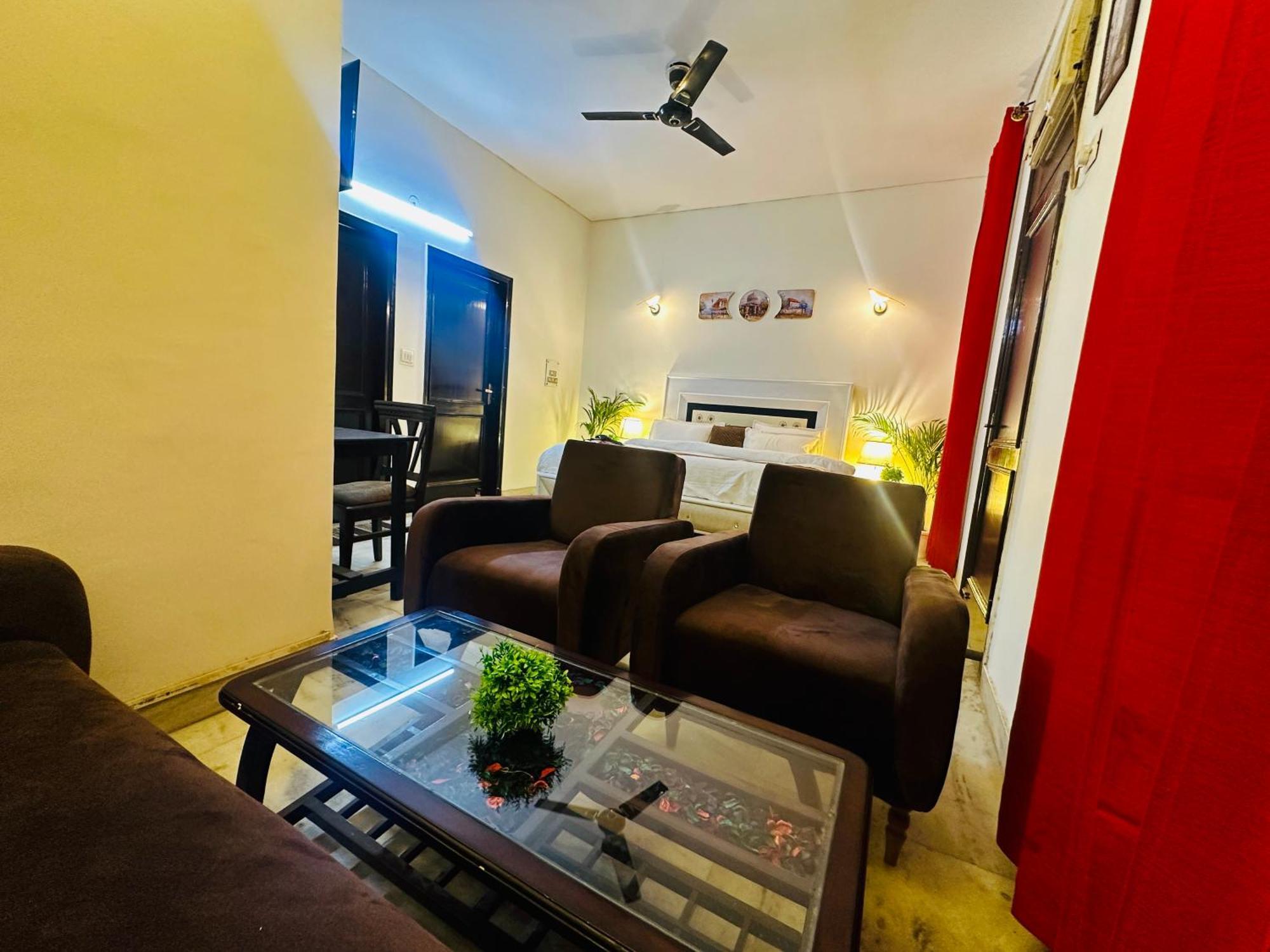 Hotel The White Scent-Near Noida Sector 18 Metro Exterior foto